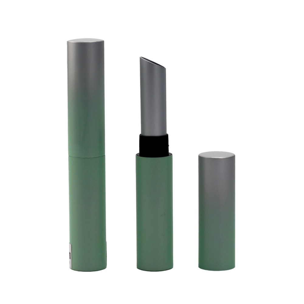 Contenedor de lápiz labial de aluminio vacío en aire libre