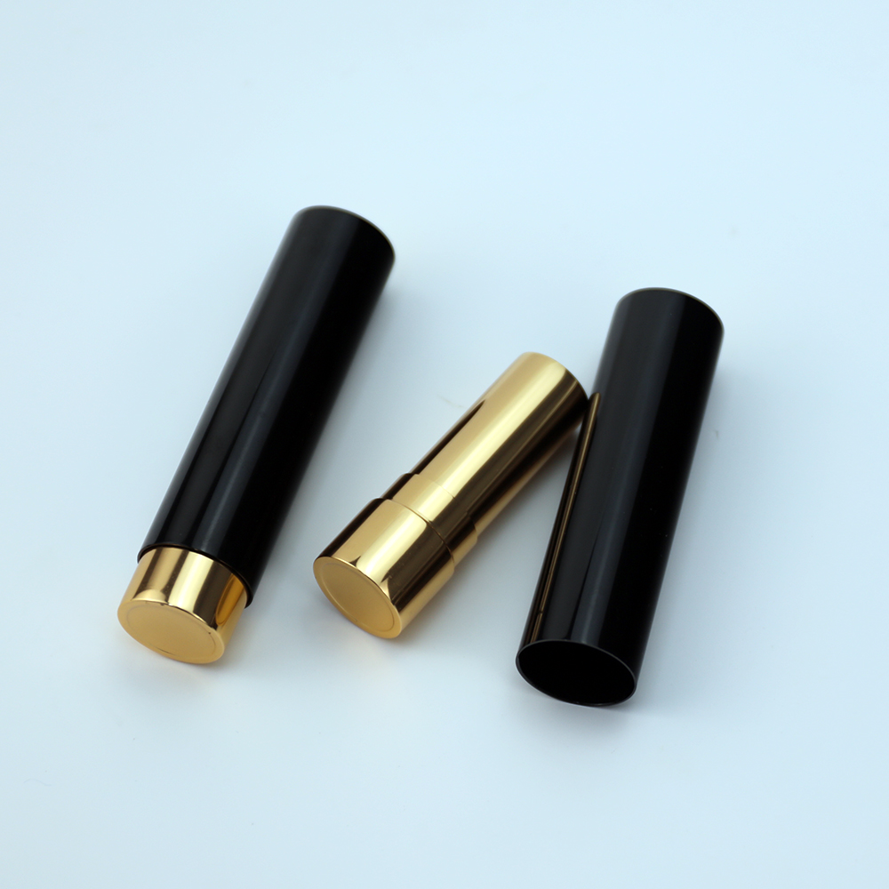 Presione los tubos de lápiz labial de aluminio
