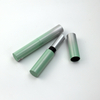 Contenedor de lápiz labial de aluminio vacío en aire libre