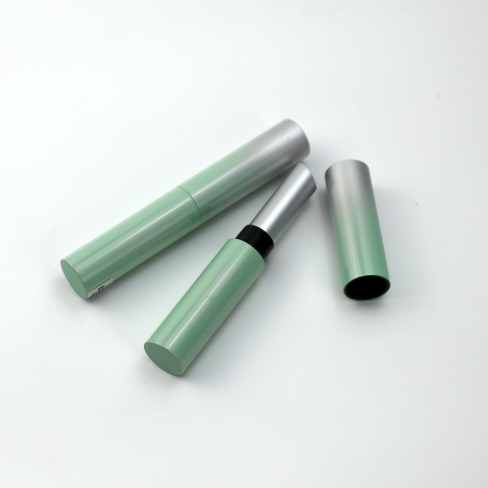 Contenedor de lápiz labial de aluminio vacío en aire libre